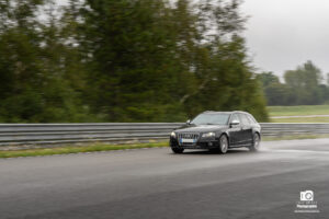 Une Audi S4 noir sur le circuit de Fay De Bretagne