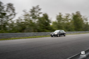 Une Clio 3 RS noir sur le circuit de Fay De Bretagne