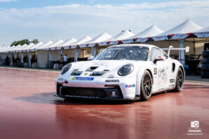 Porsche Carrera Cup blanche, prête à dompter la piste légendaire des 24 Heures du Mans 2023, dégageant une puissance inégalée et une élégance intemporelle sur le célèbre circuit de la course d'endurance.