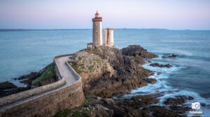 Le phare du Minou, majestueux et solennel, sous les douces lueurs d'un soir d'été. Une icône maritime se dévoilant dans toute sa splendeur, guidant les voyageurs vers un horizon mystique au coucher du soleil.